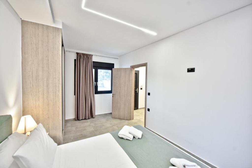 Crete Southside Tris Ekklisies Paránimfoi